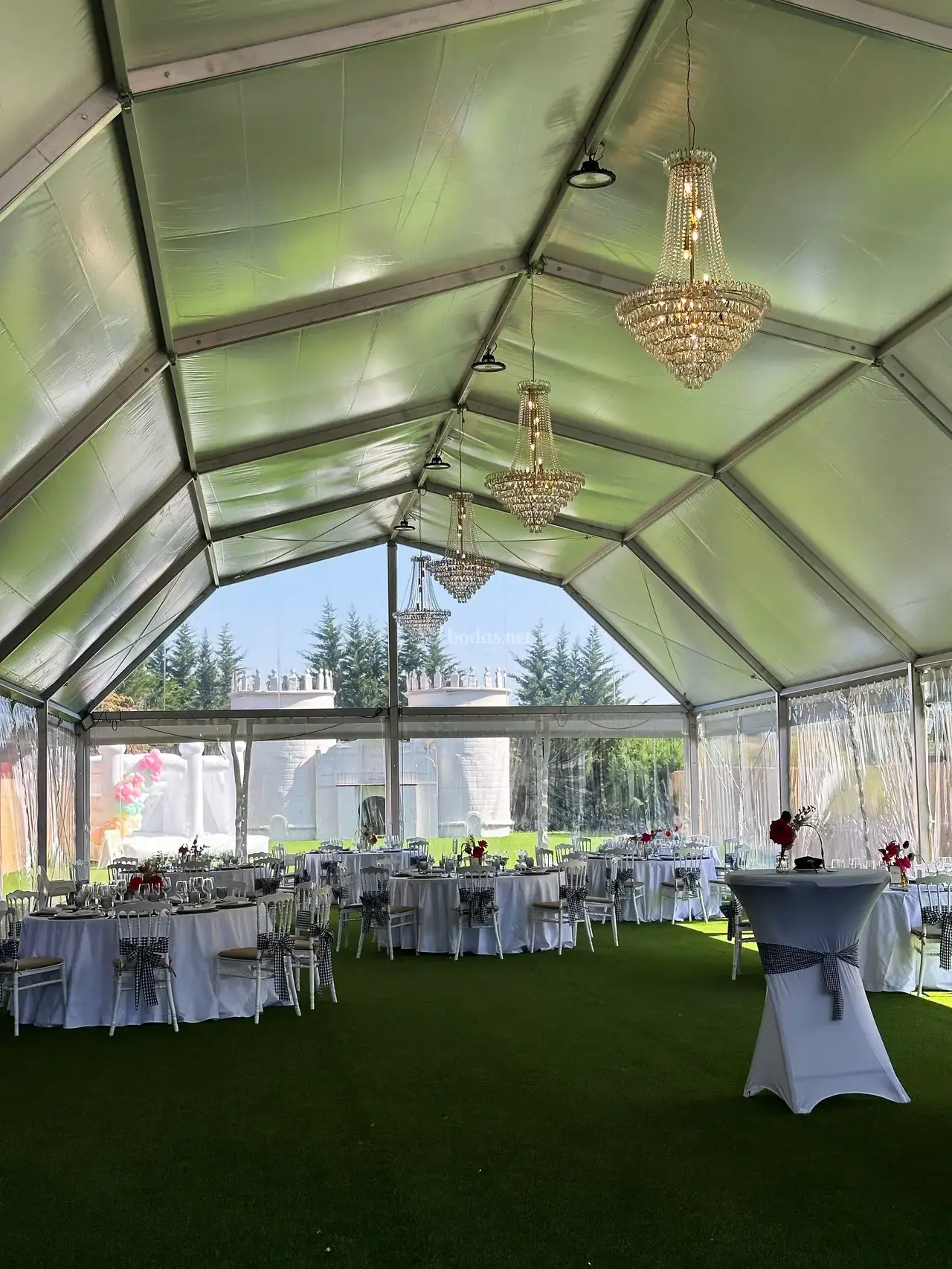 Montaje de carpa exterior